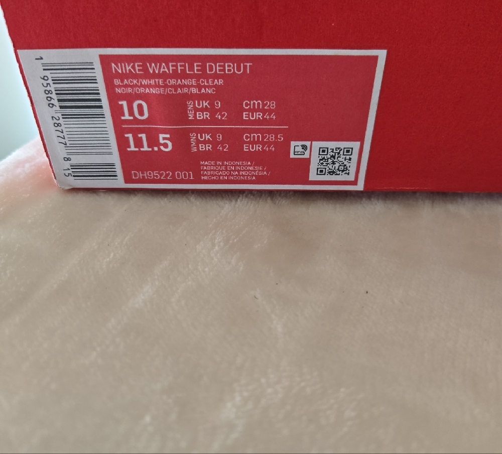 Nike Men's Black and White Sneakers - Picture 6 of 6